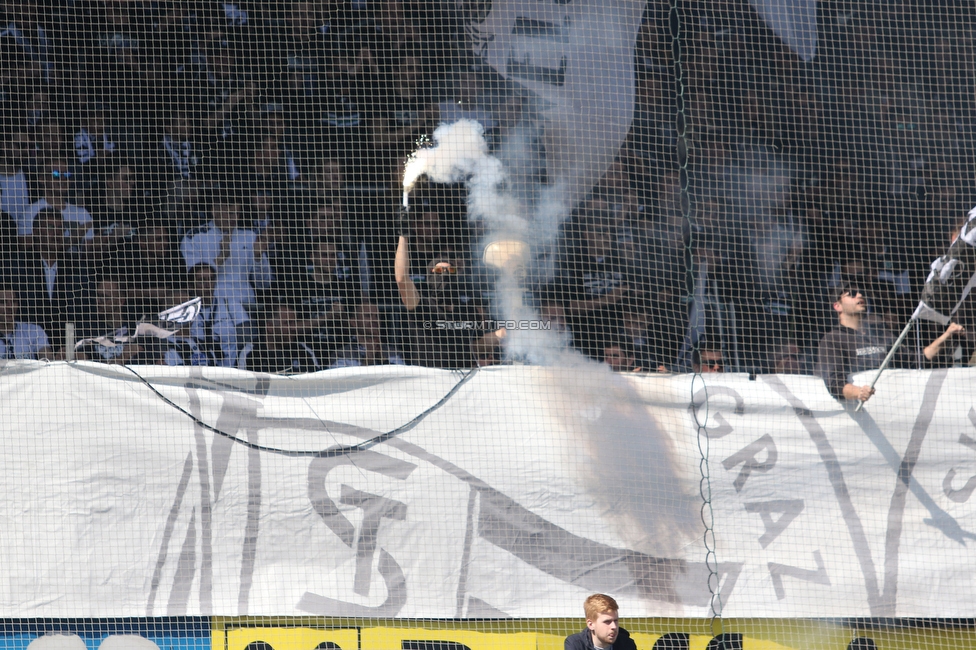 Sturm Graz - Rapid Wien
Oesterreichische Fussball Bundesliga, 27. Runde, SK Sturm Graz - SK Rapid Wien, Stadion Liebenau Graz, 17.04.2022. 

Foto zeigt Fans von Sturm
Schlüsselwörter: pyrotechnik