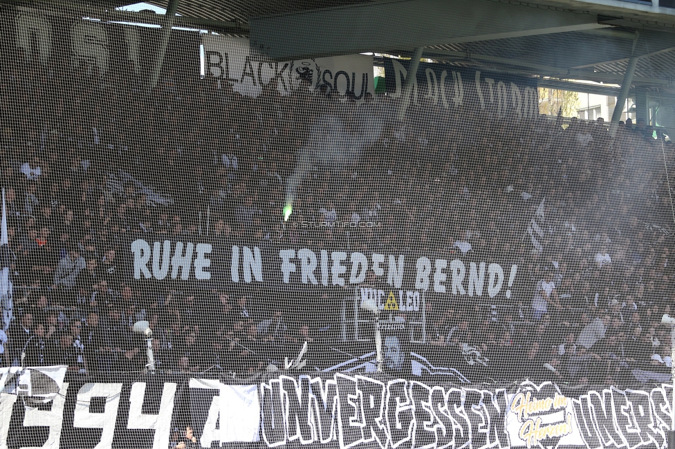 Sturm Graz - Rapid Wien
Oesterreichische Fussball Bundesliga, 27. Runde, SK Sturm Graz - SK Rapid Wien, Stadion Liebenau Graz, 17.04.2022. 

Foto zeigt Fans von Sturm mit einem Spruchband
Schlüsselwörter: todesfall