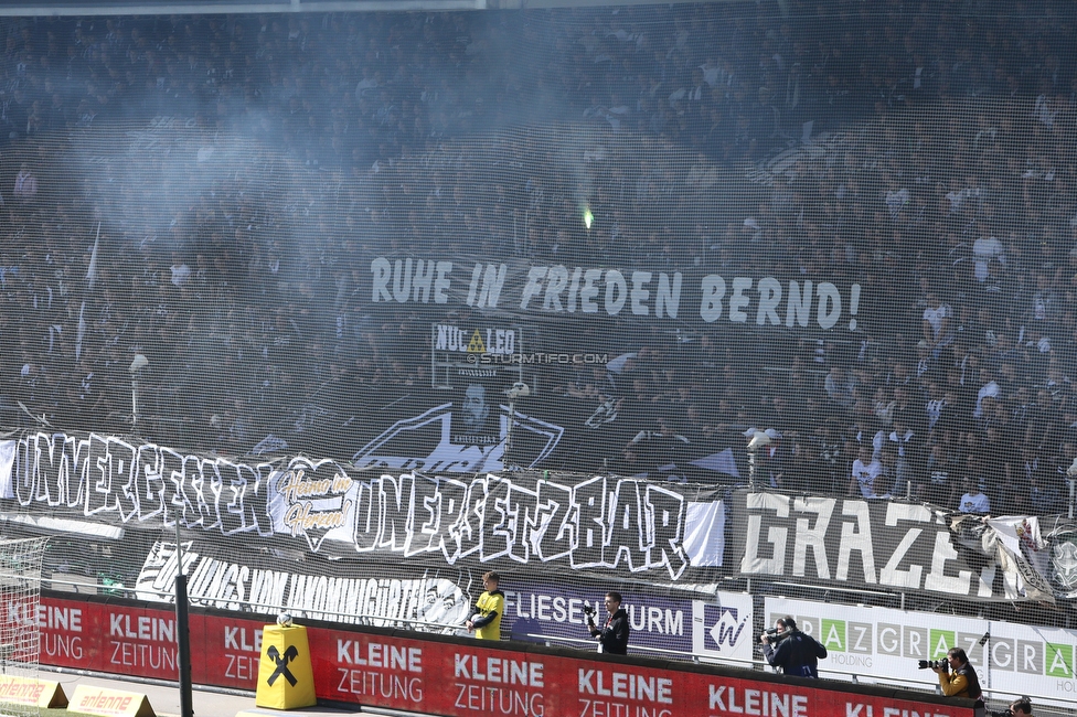 Sturm Graz - Rapid Wien
Oesterreichische Fussball Bundesliga, 27. Runde, SK Sturm Graz - SK Rapid Wien, Stadion Liebenau Graz, 17.04.2022. 

Foto zeigt Fans von Sturm mit einem Spruchband
Schlüsselwörter: todesfall