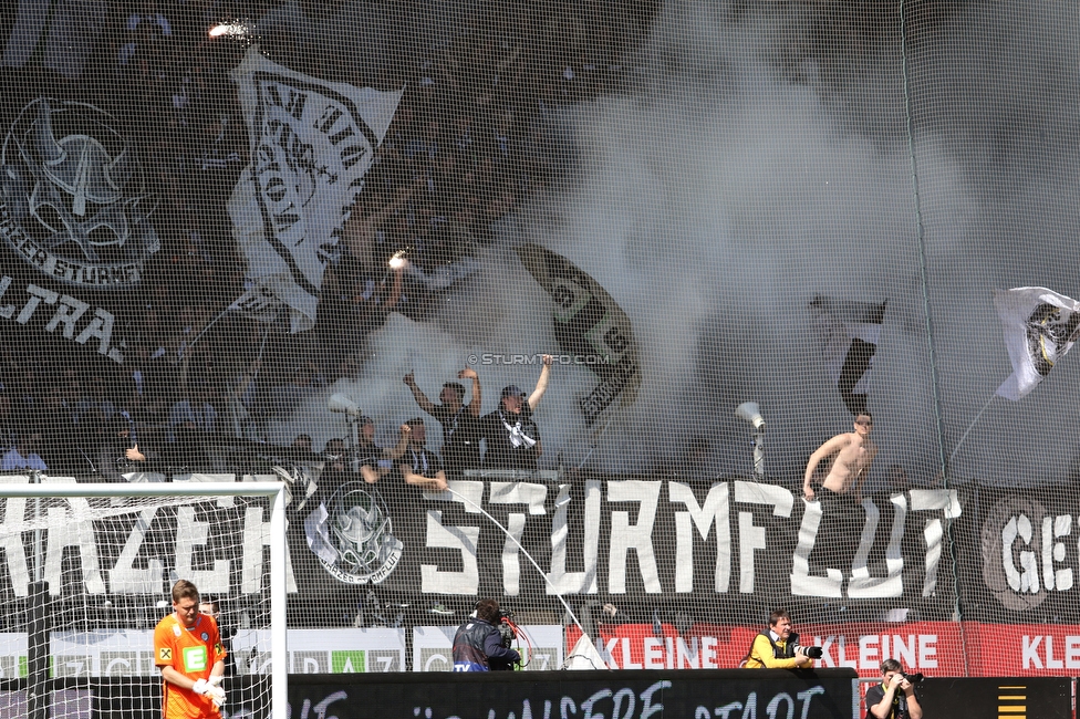 Sturm Graz - Rapid Wien
Oesterreichische Fussball Bundesliga, 27. Runde, SK Sturm Graz - SK Rapid Wien, Stadion Liebenau Graz, 17.04.2022. 

Foto zeigt Fans von Sturm
Schlüsselwörter: pyrotechnik sturmflut