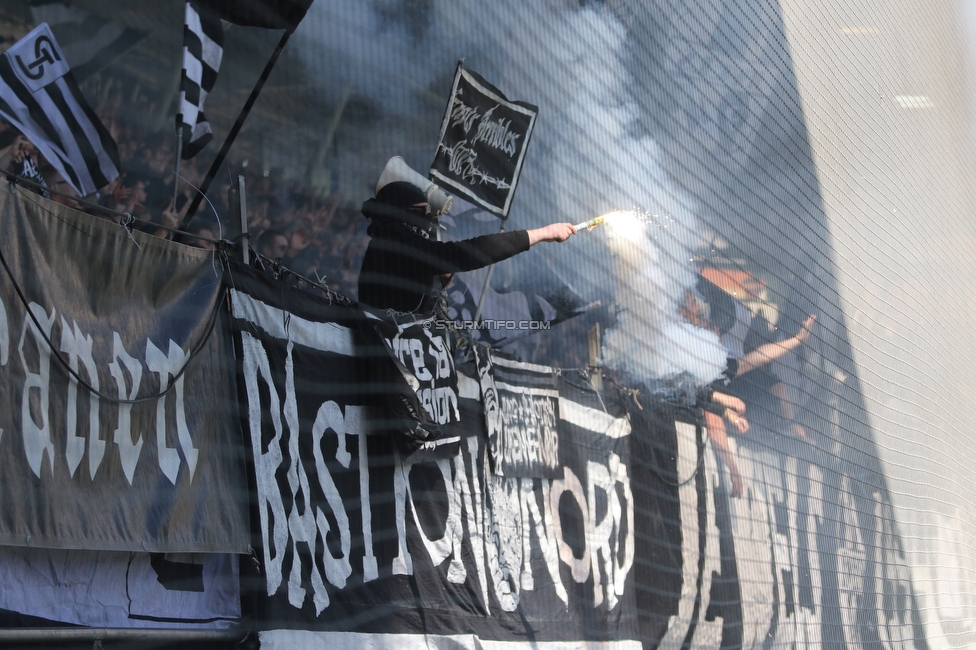 Sturm Graz - Rapid Wien
Oesterreichische Fussball Bundesliga, 27. Runde, SK Sturm Graz - SK Rapid Wien, Stadion Liebenau Graz, 17.04.2022. 

Foto zeigt Fans von Sturm
Schlüsselwörter: pyrotechnik bastion