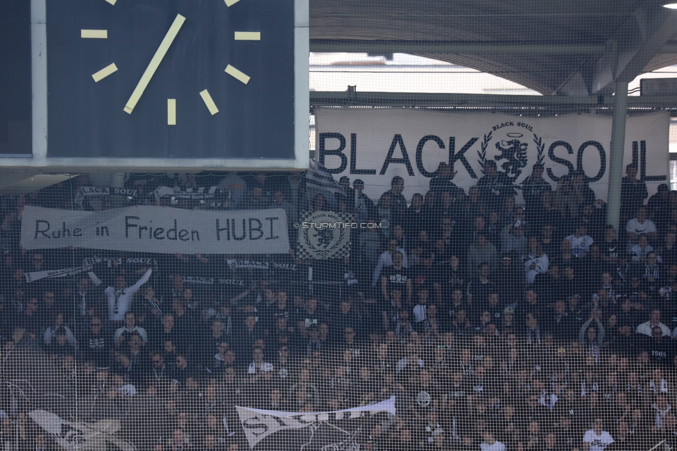 Sturm Graz - Rapid Wien
Oesterreichische Fussball Bundesliga, 27. Runde, SK Sturm Graz - SK Rapid Wien, Stadion Liebenau Graz, 17.04.2022. 

Foto zeigt Fans von Sturm mit einem Spruchband
Schlüsselwörter: blacksoul trauer