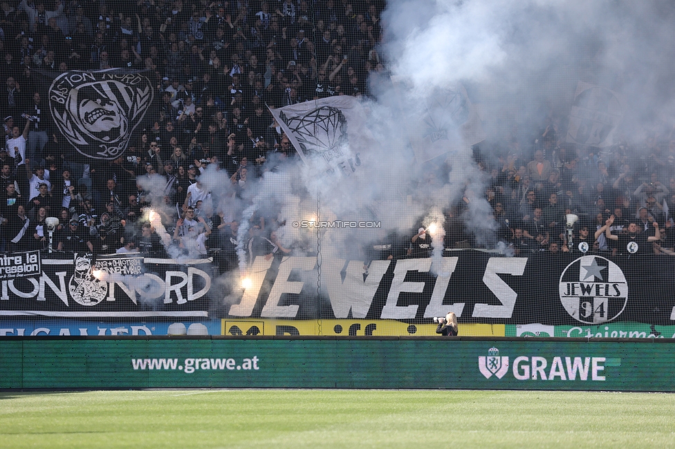 Sturm Graz - Rapid Wien
Oesterreichische Fussball Bundesliga, 27. Runde, SK Sturm Graz - SK Rapid Wien, Stadion Liebenau Graz, 17.04.2022. 

Foto zeigt Fans von Sturm
Schlüsselwörter: pyrotechnik jewels