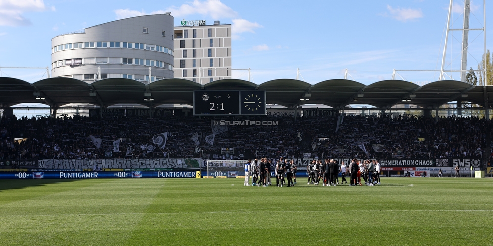 Sturm Graz - Rapid Wien
Oesterreichische Fussball Bundesliga, 27. Runde, SK Sturm Graz - SK Rapid Wien, Stadion Liebenau Graz, 17.04.2022. 

Foto zeigt die Mannschaft von Sturm und Fans von Sturm
Schlüsselwörter: schals