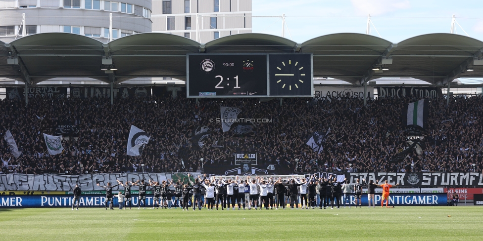 Sturm Graz - Rapid Wien
Oesterreichische Fussball Bundesliga, 27. Runde, SK Sturm Graz - SK Rapid Wien, Stadion Liebenau Graz, 17.04.2022. 

Foto zeigt die Mannschaft von Sturm und Fans von Sturm
