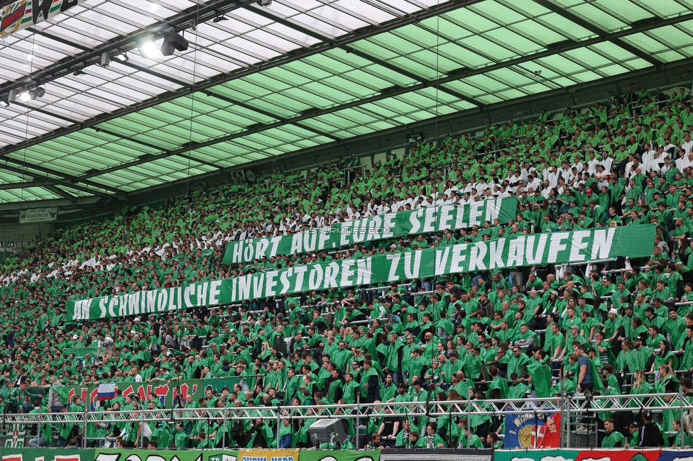 Rapid Wien - Sturm Graz
Oesterreichische Fussball Bundesliga, 28. Runde, SK Rapid Wien - SK Sturm Graz, Weststadion Wien, 24.04.2022. 

Foto zeigt Fans von Rapid mit einem Spruchband
