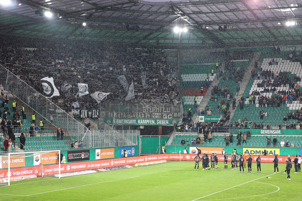 Rapid Wien - Sturm Graz
Oesterreichische Fussball Bundesliga, 28. Runde, SK Rapid Wien - SK Sturm Graz, Weststadion Wien, 24.04.2022. 

Foto zeigt Fans von Sturm und die Mannschaft von Sturm
