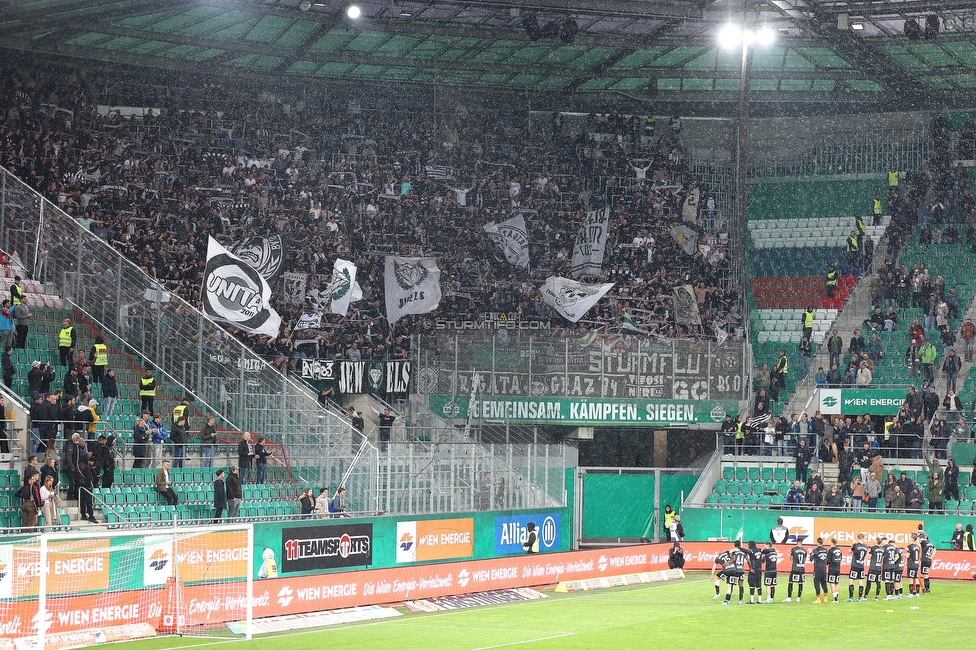 Rapid Wien - Sturm Graz
Oesterreichische Fussball Bundesliga, 28. Runde, SK Rapid Wien - SK Sturm Graz, Weststadion Wien, 24.04.2022. 

Foto zeigt Fans von Sturm und die Mannschaft von Sturm
