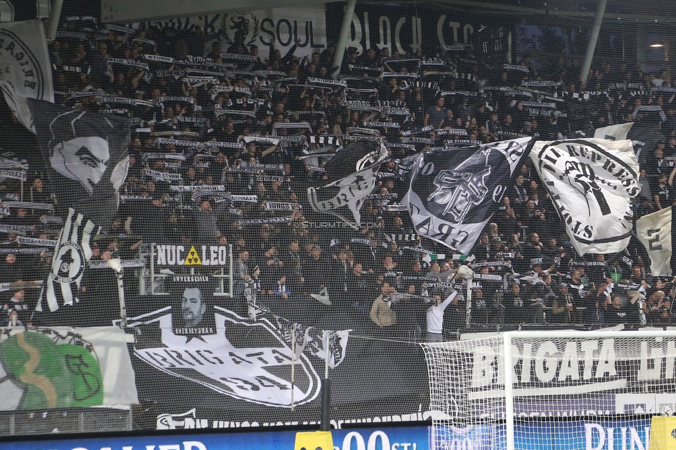 Sturm Graz - RB Salzburg
Oesterreichische Fussball Bundesliga, 29. Runde, SK Sturm Graz - FC RB Salzburg, Stadion Liebenau Graz, 27.04.2022. 

Foto zeigt Fans von Sturm
Schlüsselwörter: schals brigata