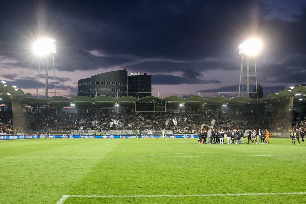 Sturm Graz - RB Salzburg
Oesterreichische Fussball Bundesliga, 29. Runde, SK Sturm Graz - FC RB Salzburg, Stadion Liebenau Graz, 27.04.2022. 

Foto zeigt Fans von Sturm und die Mannschaft von Sturm
Schlüsselwörter: schals jewels