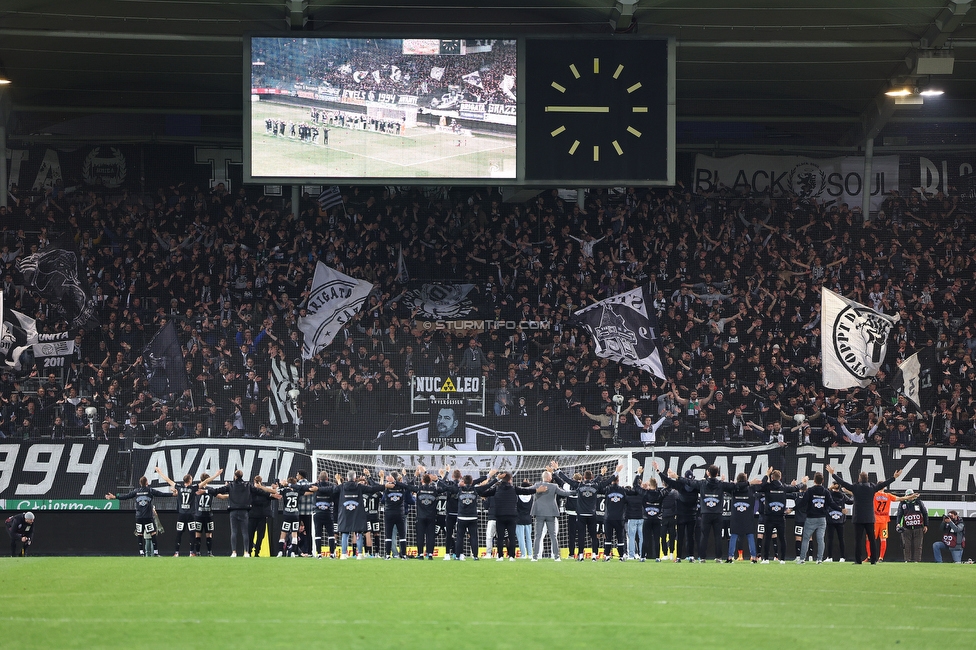 Sturm Graz - RB Salzburg
Oesterreichische Fussball Bundesliga, 29. Runde, SK Sturm Graz - FC RB Salzburg, Stadion Liebenau Graz, 27.04.2022. 

Foto zeigt Fans von Sturm und die Mannschaft von Sturm
