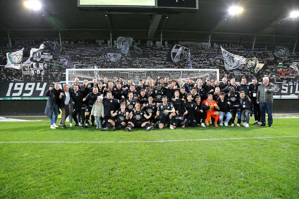 Sturm Graz - RB Salzburg
Oesterreichische Fussball Bundesliga, 29. Runde, SK Sturm Graz - FC RB Salzburg, Stadion Liebenau Graz, 27.04.2022. 

Foto zeigt die Mannschaft von Sturm und Fans von Sturm
Schlüsselwörter: jubel schals