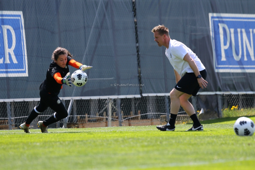 Sturm Damen - Bergheim
OEFB Frauen Bundesliga, 15. Runde, SK Sturm Graz Damen - FC Bergheim, Trainingszentrum Messendorf, Graz, 30.04.2022. 

Foto zeigt Vanessa Gritzner (Sturm Damen) und Daniel Gutschi (Torwart Trainer Sturm Damen)
