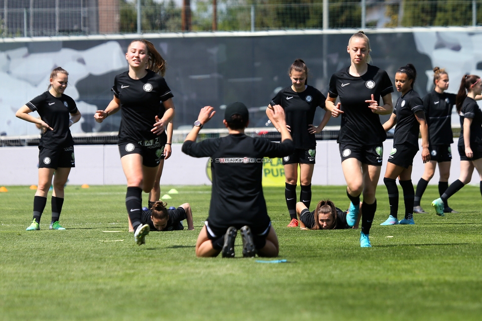 Sturm Damen - Bergheim
OEFB Frauen Bundesliga, 15. Runde, SK Sturm Graz Damen - FC Bergheim, Trainingszentrum Messendorf, Graz, 30.04.2022. 

Foto zeigt Anna Maria Wirnsberger (Sturm Damen), Emily Cancienne (Assistenz Trainer Sturm Damen) und Sophie Maierhofer (Sturm Damen)
