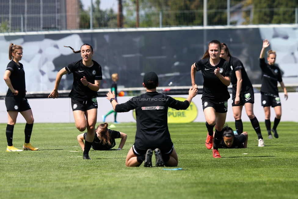 Sturm Damen - Bergheim
OEFB Frauen Bundesliga, 15. Runde, SK Sturm Graz Damen - FC Bergheim, Trainingszentrum Messendorf, Graz, 30.04.2022. 

Foto zeigt Andrea Glibo (Sturm Damen), Emily Cancienne (Assistenz Trainer Sturm Damen) und Annabel Schasching (Sturm Damen)
