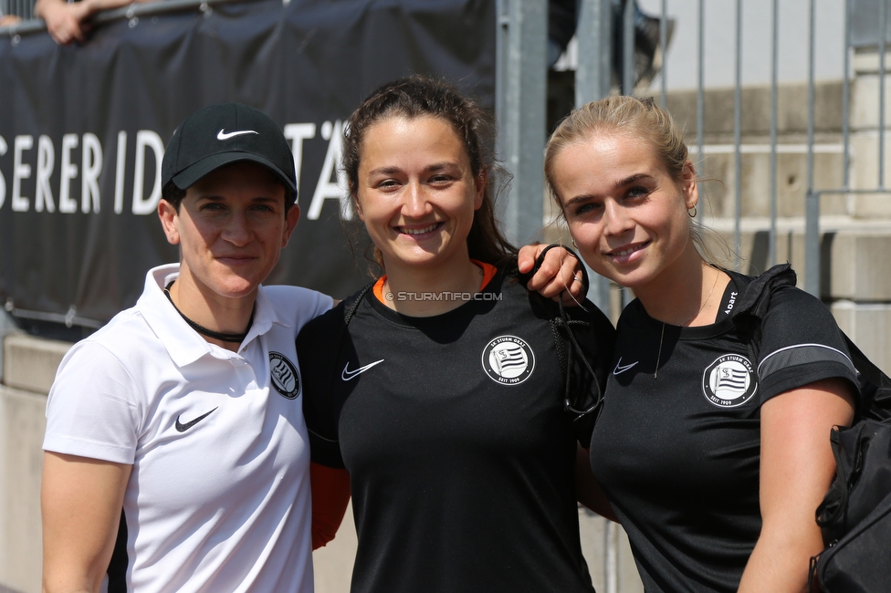 Sturm Damen - Bergheim
OEFB Frauen Bundesliga, 15. Runde, SK Sturm Graz Damen - FC Bergheim, Trainingszentrum Messendorf, Graz, 30.04.2022. 

Foto zeigt Emily Cancienne (Assistenz Trainer Sturm Damen), Vanessa Gritzner (Sturm Damen) und Carmen Schauer (Betreuerin Sturm Damen)
