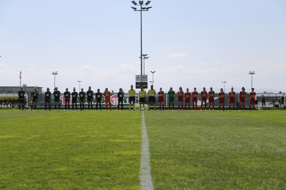 Sturm Damen - Bergheim
OEFB Frauen Bundesliga, 15. Runde, SK Sturm Graz Damen - FC Bergheim, Trainingszentrum Messendorf, Graz, 30.04.2022. 

Foto zeigt die Mannschaft der Sturm Damen, das Schiedsrichterteam und die Mannschaft von Bergheim
