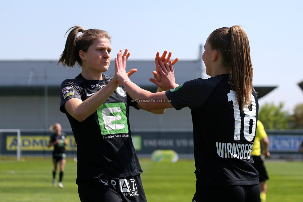 Sturm Damen - Bergheim
OEFB Frauen Bundesliga, 15. Runde, SK Sturm Graz Damen - FC Bergheim, Trainingszentrum Messendorf, Graz, 30.04.2022. 

Foto zeigt Sophie Maierhofer (Sturm Damen) und Anna Maria Wirnsberger (Sturm Damen)
Schlüsselwörter: torjubel