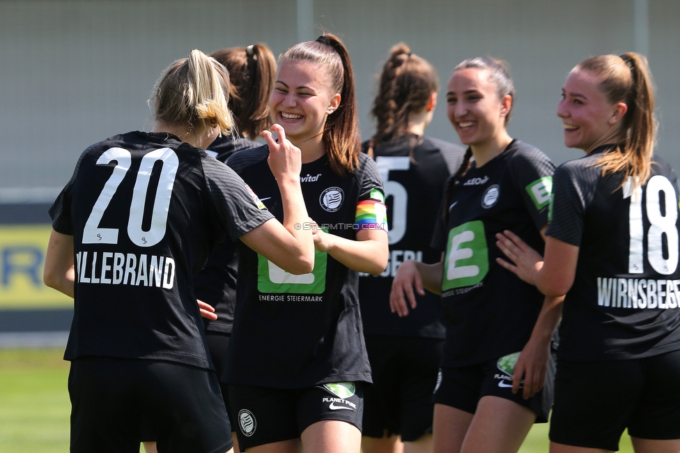 Sturm Damen - Bergheim
OEFB Frauen Bundesliga, 15. Runde, SK Sturm Graz Damen - FC Bergheim, Trainingszentrum Messendorf, Graz, 30.04.2022. 

Foto zeigt Sophie Hillebrand (Sturm Damen) und Annabel Schasching (Sturm Damen)
Schlüsselwörter: torjubel