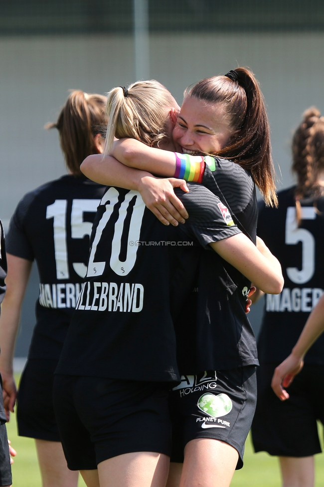 Sturm Damen - Bergheim
OEFB Frauen Bundesliga, 15. Runde, SK Sturm Graz Damen - FC Bergheim, Trainingszentrum Messendorf, Graz, 30.04.2022. 

Foto zeigt Sophie Hillebrand (Sturm Damen) und Annabel Schasching (Sturm Damen)
Schlüsselwörter: torjubel