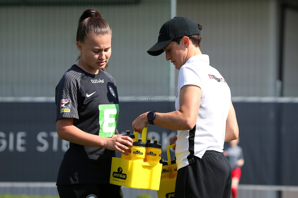 Sturm Damen - Bergheim
OEFB Frauen Bundesliga, 15. Runde, SK Sturm Graz Damen - FC Bergheim, Trainingszentrum Messendorf, Graz, 30.04.2022. 

Foto zeigt Annabel Schasching (Sturm Damen) und Emily Cancienne (Assistenz Trainer Sturm Damen)
