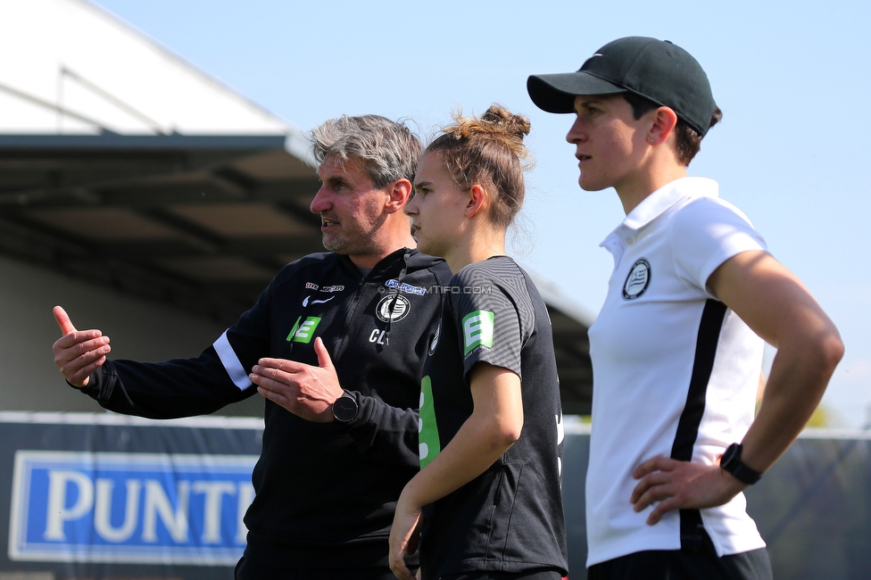 Sturm Damen - Bergheim
OEFB Frauen Bundesliga, 15. Runde, SK Sturm Graz Damen - FC Bergheim, Trainingszentrum Messendorf, Graz, 30.04.2022. 

Foto zeigt Christian Lang (Cheftrainer Sturm Damen), Leonie Christin Tragl (Sturm Damen) und Emily Cancienne (Assistenz Trainer Sturm Damen)
