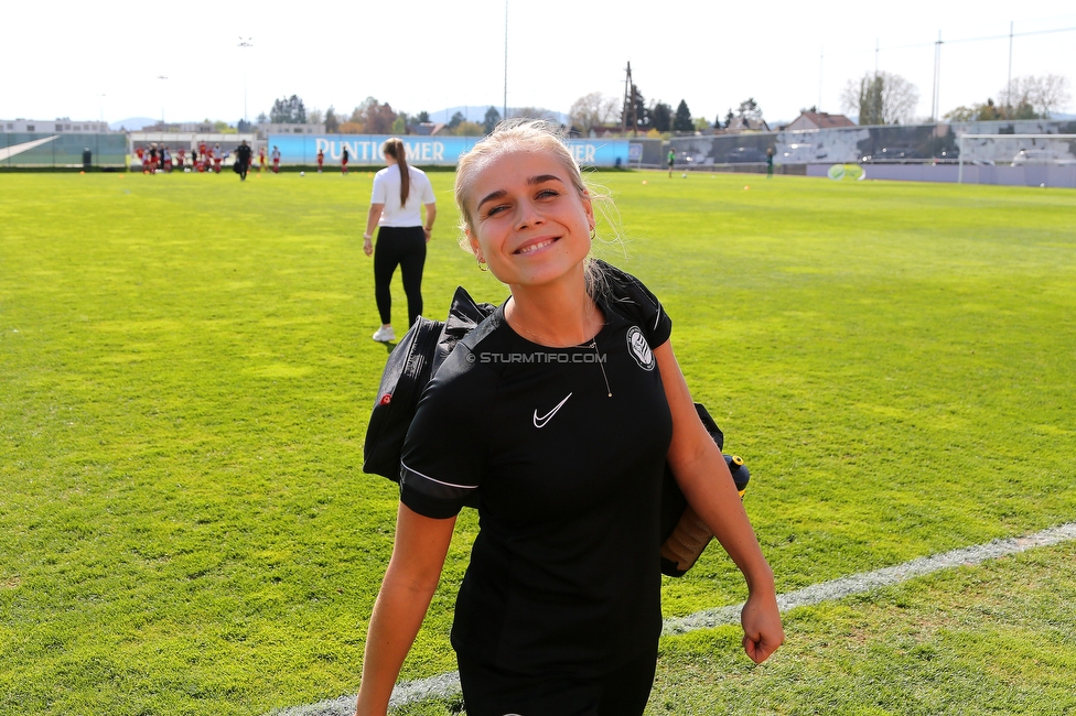 Sturm Damen - Bergheim
OEFB Frauen Bundesliga, 15. Runde, SK Sturm Graz Damen - FC Bergheim, Trainingszentrum Messendorf, Graz, 30.04.2022. 

Foto zeigt Carmen Schauer (Betreuerin Sturm Damen)
