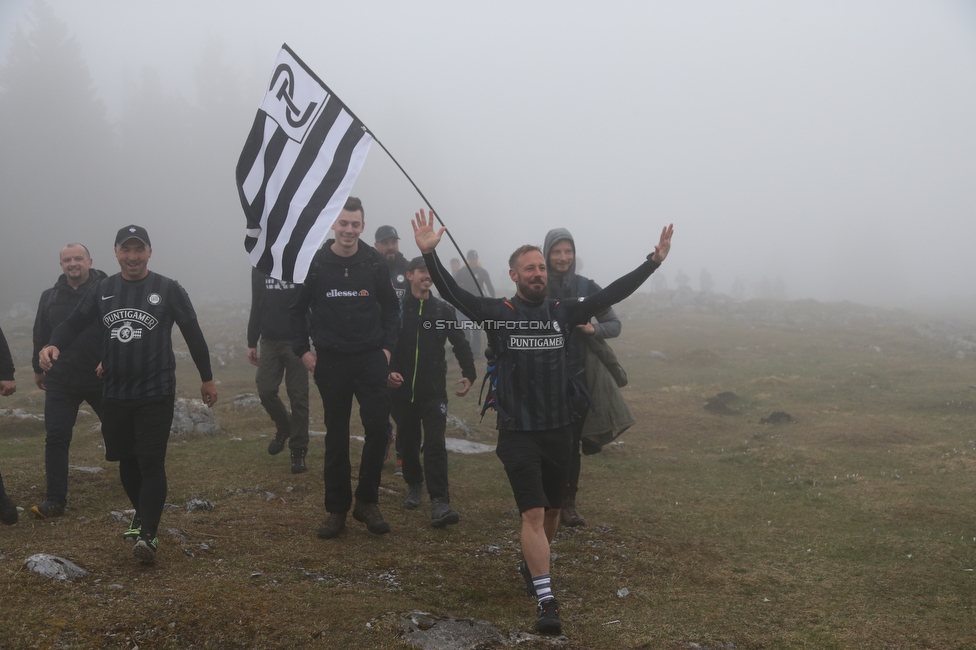 Sturm auf den Schoeckl
SK Sturm Graz 113. Geburtstagsfeier, Schoeckl, 01.05.2022.

Foto zeigt Martin Ehrenreich (Teammanagement Sturm) und Fans von Sturm
