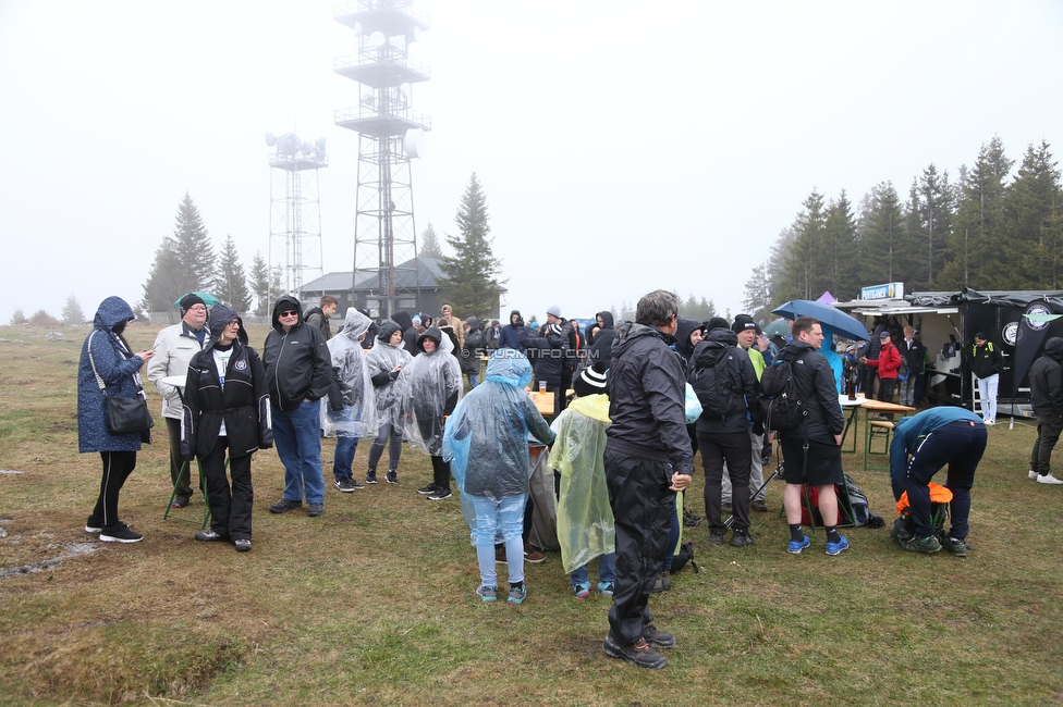 Sturm auf den Schoeckl
SK Sturm Graz 113. Geburtstagsfeier, Schoeckl, 01.05.2022.

Foto zeigt Fans von Sturm
