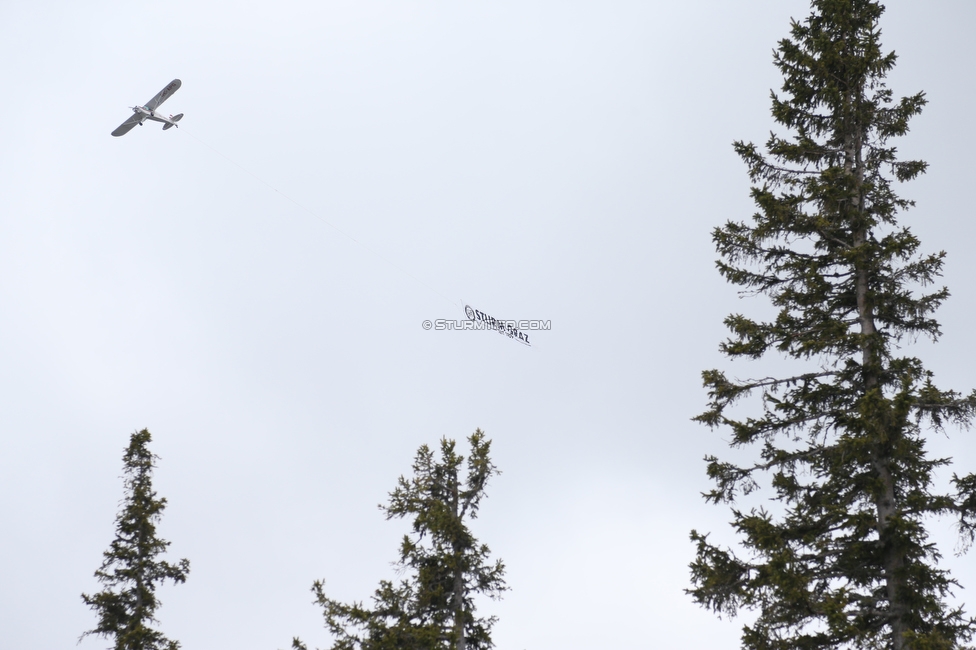 Sturm auf den Schoeckl
SK Sturm Graz 113. Geburtstagsfeier, Schoeckl, 01.05.2022.

Foto zeigt ein Flugzeug
