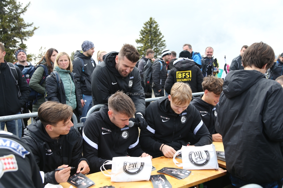 Sturm auf den Schoeckl
SK Sturm Graz 113. Geburtstagsfeier, Schoeckl, 01.05.2022.

Foto zeigt eine Autogrammstunde
