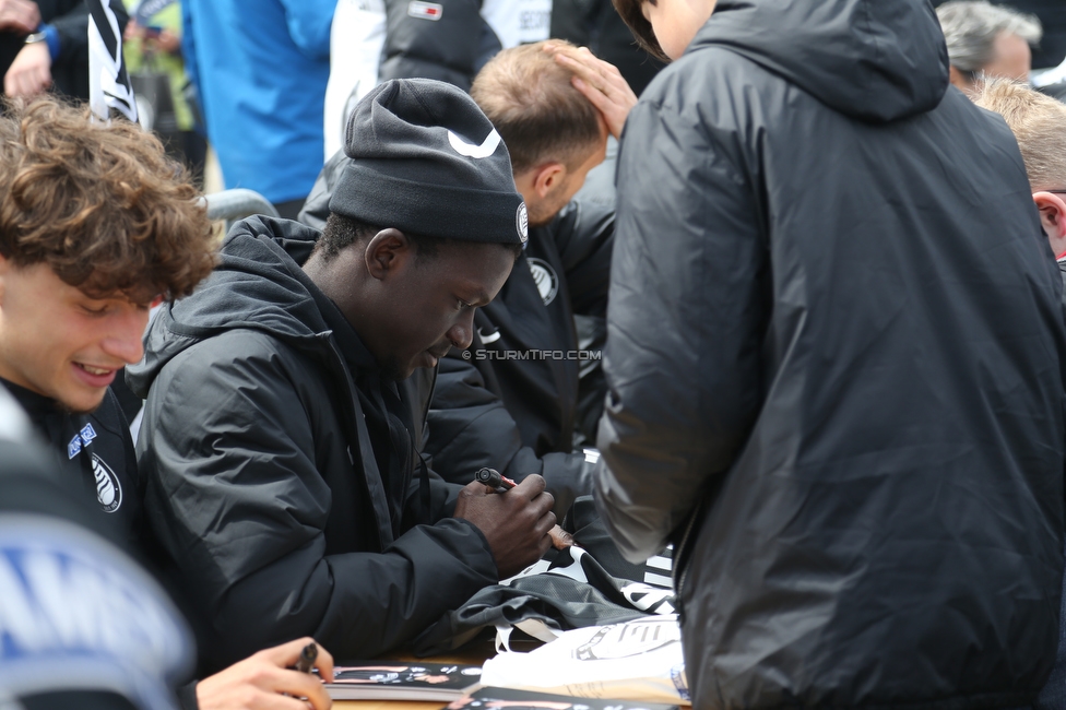 Sturm auf den Schoeckl
SK Sturm Graz 113. Geburtstagsfeier, Schoeckl, 01.05.2022.

Foto zeigt eine Autogrammstunde
