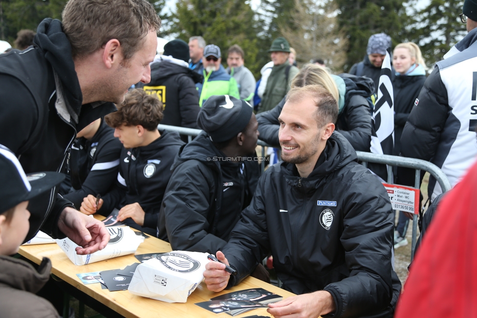 Sturm auf den Schoeckl
SK Sturm Graz 113. Geburtstagsfeier, Schoeckl, 01.05.2022.

Foto zeigt eine Autogrammstunde
