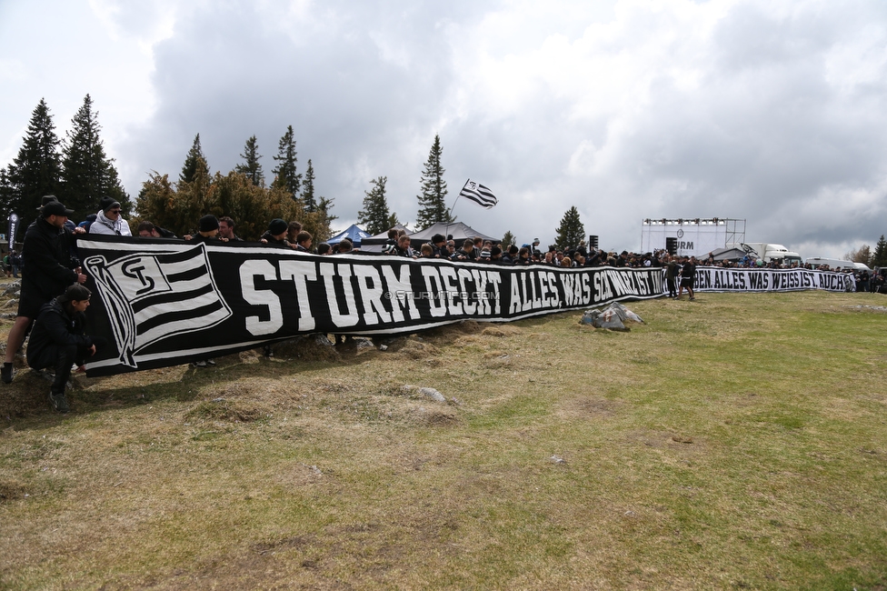 Sturm auf den Schoeckl
SK Sturm Graz 113. Geburtstagsfeier, Schoeckl, 01.05.2022.

Foto zeigt Fans von Sturm mit einem Spruchband
