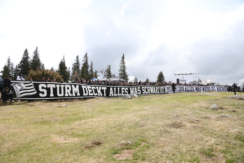 Sturm auf den Schoeckl
SK Sturm Graz 113. Geburtstagsfeier, Schoeckl, 01.05.2022.

Foto zeigt Fans von Sturm mit einem Spruchband
