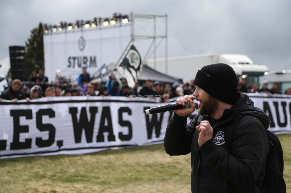 Sturm auf den Schoeckl
SK Sturm Graz 113. Geburtstagsfeier, Schoeckl, 01.05.2022.

Foto zeigt Fans von Sturm mit einem Spruchband
