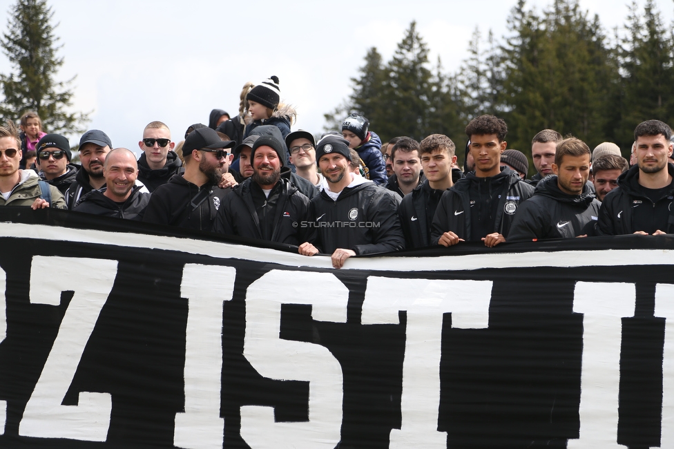 Sturm auf den Schoeckl
SK Sturm Graz 113. Geburtstagsfeier, Schoeckl, 01.05.2022.

Foto zeigt die Mannschaft von Sturm mit einem Spruchband
