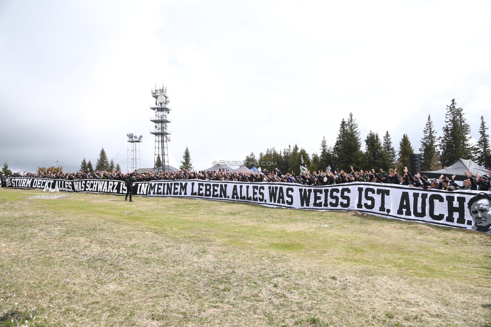 Sturm auf den Schoeckl
SK Sturm Graz 113. Geburtstagsfeier, Schoeckl, 01.05.2022.

Foto zeigt Fans von Sturm mit einem Spruchband
