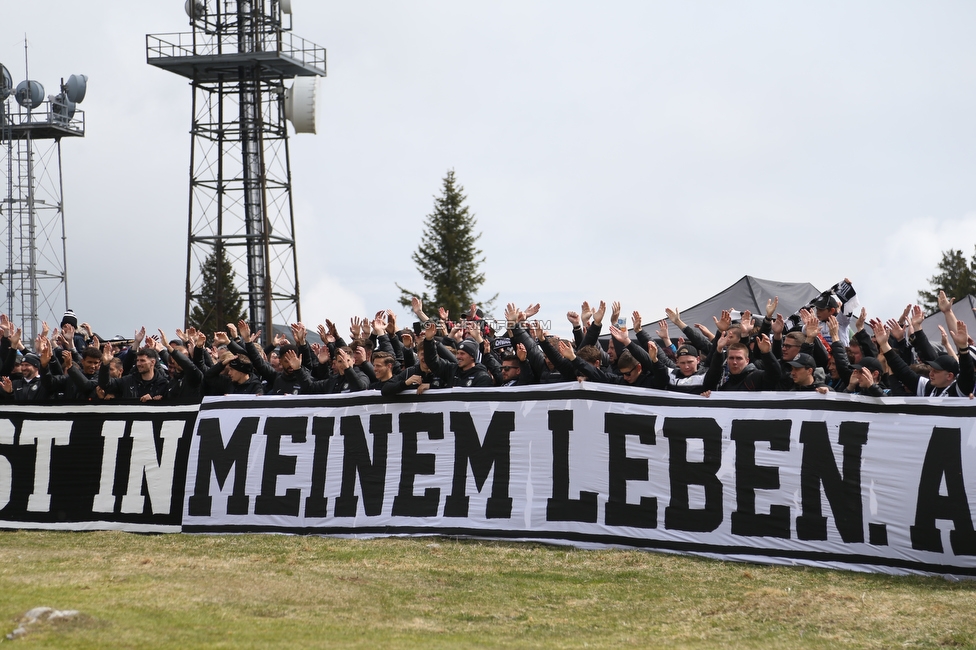 Sturm auf den Schoeckl
SK Sturm Graz 113. Geburtstagsfeier, Schoeckl, 01.05.2022.

Foto zeigt Fans von Sturm mit einem Spruchband
