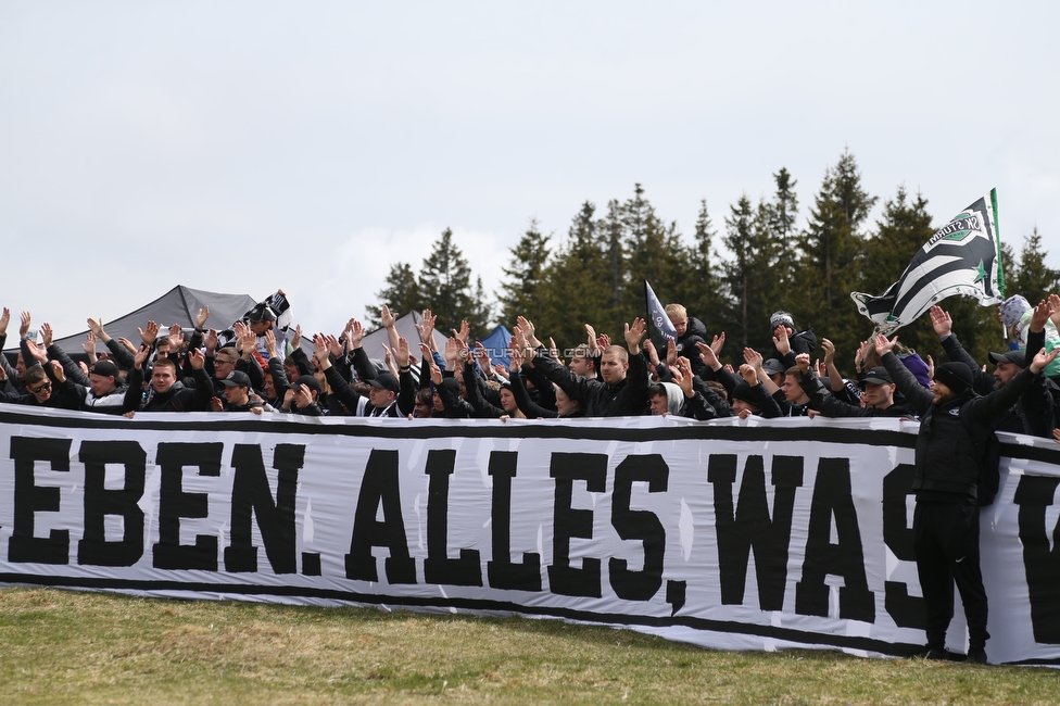 Sturm auf den Schoeckl
SK Sturm Graz 113. Geburtstagsfeier, Schoeckl, 01.05.2022.

Foto zeigt Fans von Sturm mit einem Spruchband
