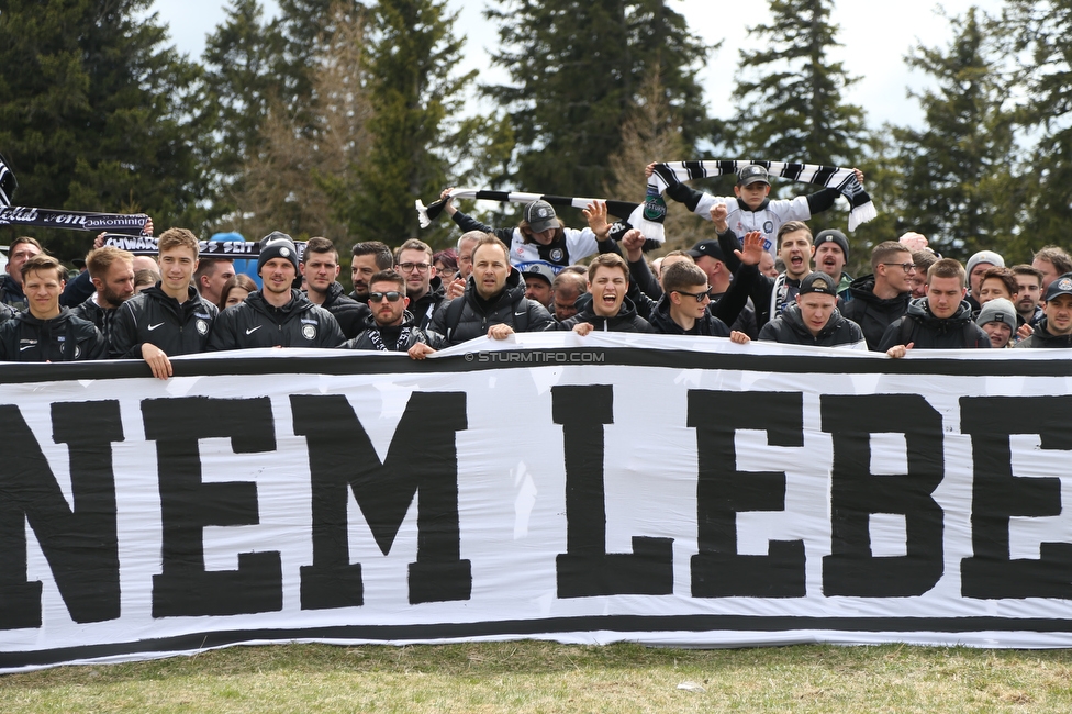 Sturm auf den Schoeckl
SK Sturm Graz 113. Geburtstagsfeier, Schoeckl, 01.05.2022.

Foto zeigt Fans von Sturm mit einem Spruchband
