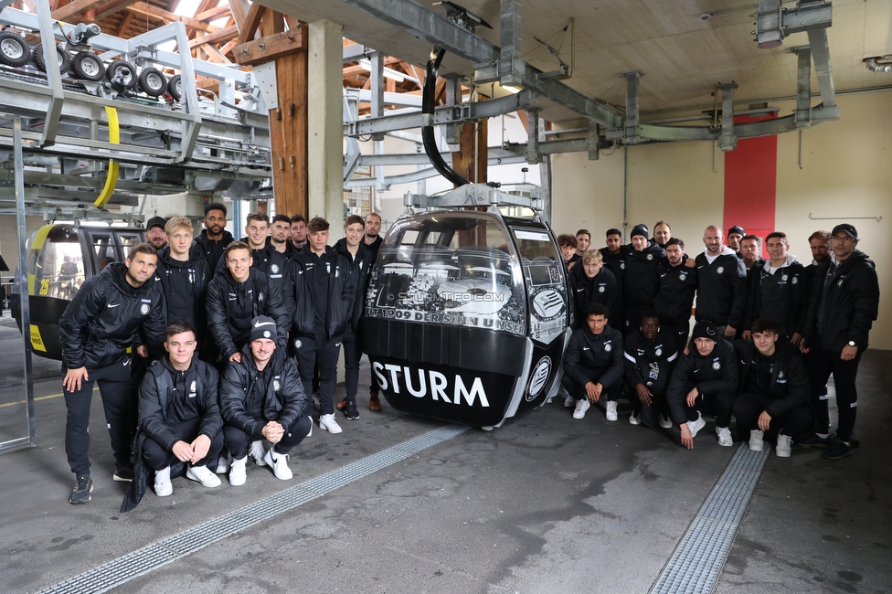 Sturm auf den Schoeckl
SK Sturm Graz 113. Geburtstagsfeier, Schoeckl, 01.05.2022.

Foto zeigt die Mannschaft von Sturm und die Sturm Gondel
