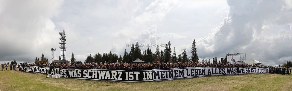 Sturm auf den Schoeckl
SK Sturm Graz 113. Geburtstagsfeier, Schoeckl, 01.05.2022.

Foto zeigt Fans von Sturm mit einem Spruchband
