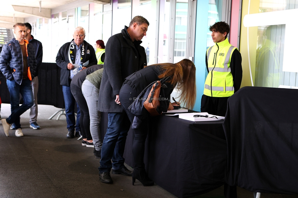 Gedenkfeier Ivica Osim
SK Sturm Graz Gedenkfeier Ivica Osim, Stadion Liebenau Graz, 04.05.2022.

Foto zeigt Fans von Sturm beim Kondulenzbuch fuer Ivica Osim (ehem. Trainer Sturm)
