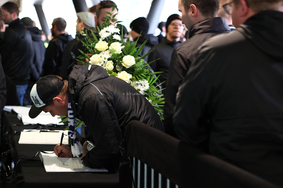 Gedenkfeier Ivica Osim
SK Sturm Graz Gedenkfeier Ivica Osim, Stadion Liebenau Graz, 04.05.2022.

Foto zeigt Fans von Sturm beim Kondulenzbuch fuer Ivica Osim (ehem. Trainer Sturm)
