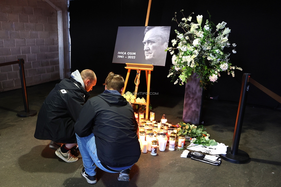 Gedenkfeier Ivica Osim
SK Sturm Graz Gedenkfeier Ivica Osim, Stadion Liebenau Graz, 04.05.2022.

Foto zeigt Fans von Sturm bei einer Gedenktafel fuer Ivica Osim (ehem. Trainer Sturm)
