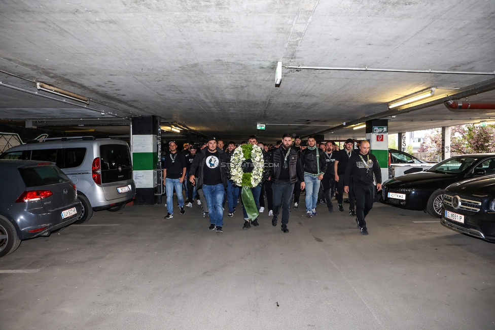 Gedenkfeier Ivica Osim
SK Sturm Graz Gedenkfeier Ivica Osim, Stadion Liebenau Graz, 04.05.2022.

Foto zeigt die Fangruppen der Nordkurve bei einer Kranzniederlegung
