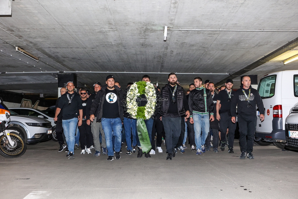 Gedenkfeier Ivica Osim
SK Sturm Graz Gedenkfeier Ivica Osim, Stadion Liebenau Graz, 04.05.2022.

Foto zeigt die Fangruppen der Nordkurve bei einer Kranzniederlegung
