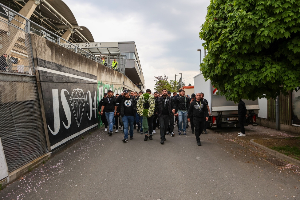 Gedenkfeier Ivica Osim
SK Sturm Graz Gedenkfeier Ivica Osim, Stadion Liebenau Graz, 04.05.2022.

Foto zeigt die Fangruppen der Nordkurve bei einer Kranzniederlegung
