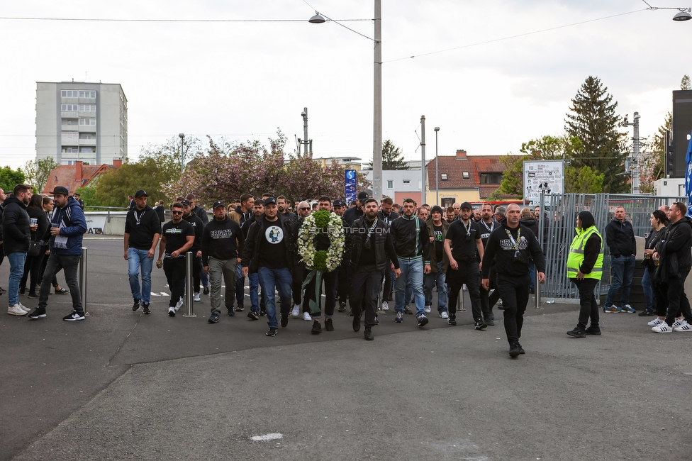 Gedenkfeier Ivica Osim
SK Sturm Graz Gedenkfeier Ivica Osim, Stadion Liebenau Graz, 04.05.2022.

Foto zeigt die Fangruppen der Nordkurve bei einer Kranzniederlegung
